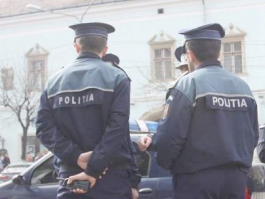 Scandalagiul care a agresat un poliţist şi un jandarm rămâne în arest la domiciliu